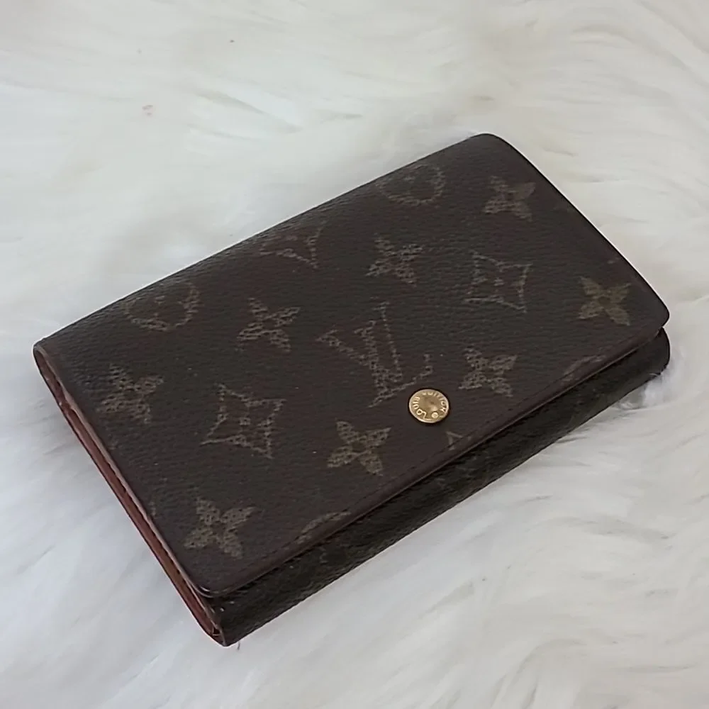 💯 Authentic Louis Vuitton Short Wallet 🍀